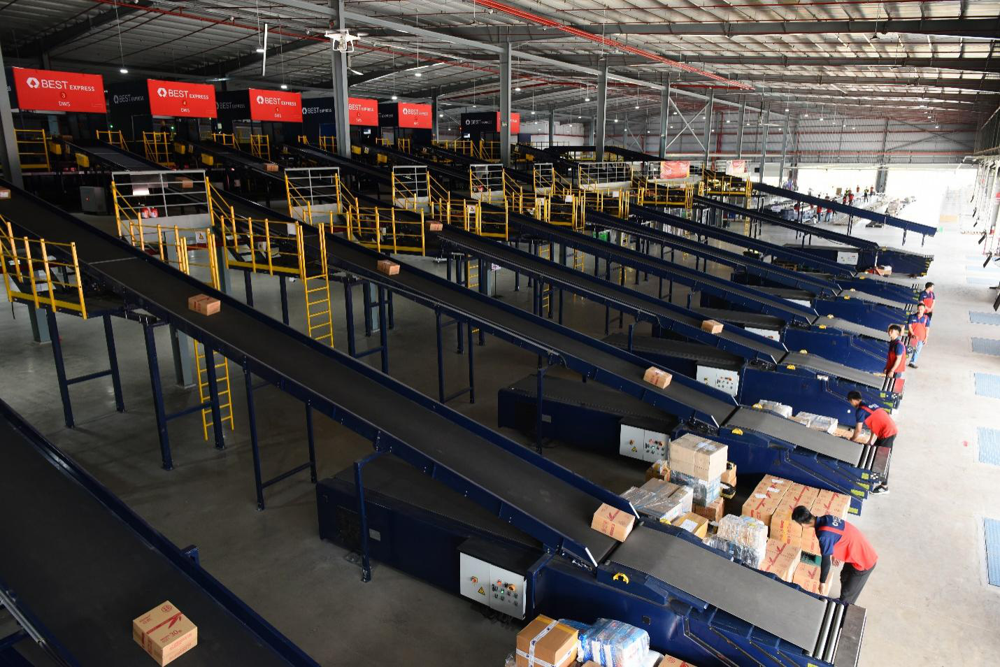 Cư dân mạng thích thú trước loạt ảnh Lê Dương Bảo Lâm mặc đồ shipper, định xây dựng đế chế livestream khép kín vợ bán - chồng giao hàng chăng? - Ảnh 6.