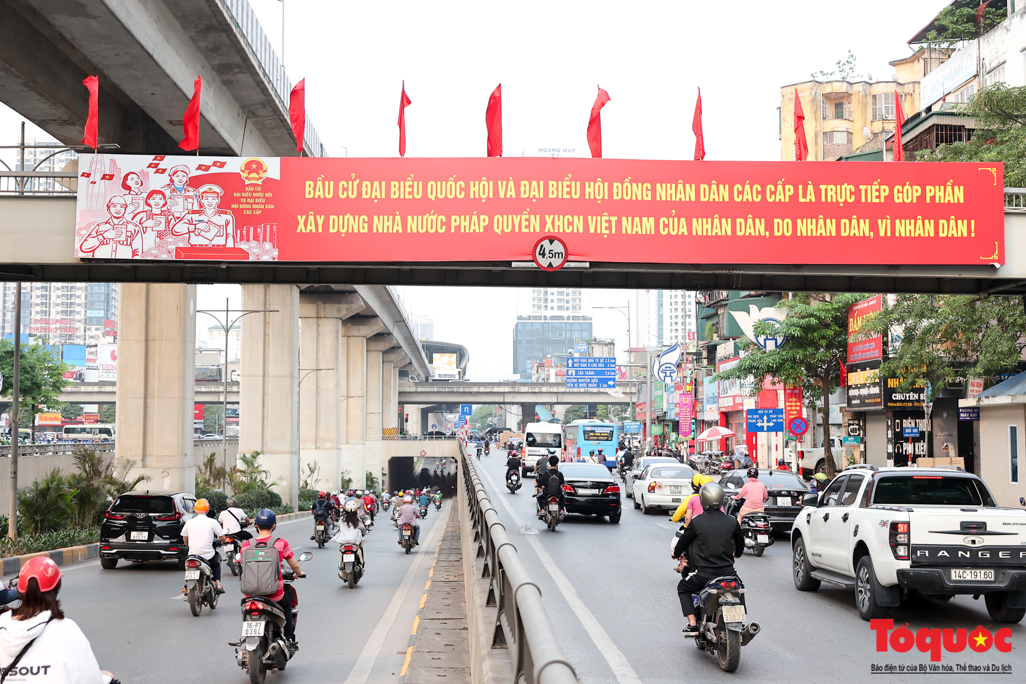 Đường phố Hà Nội trang hoàng chào mừng ngày bầu cử Quốc hội, HĐND và Ngày lễ 30/4,1/5  - Ảnh 12.