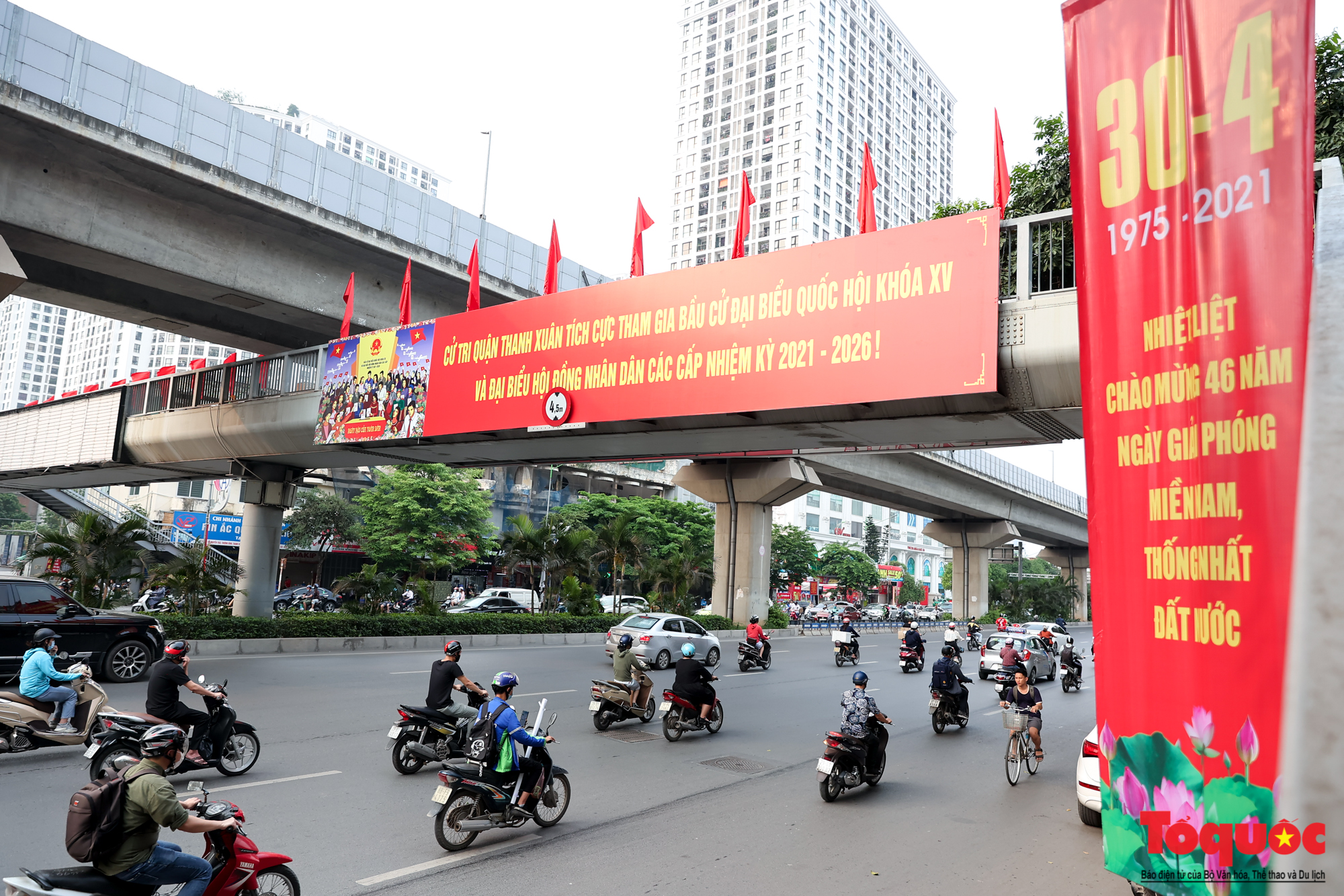 Đường phố Hà Nội trang hoàng chào mừng ngày bầu cử Quốc hội, HĐND và Ngày lễ 30/4,1/5  - Ảnh 11.