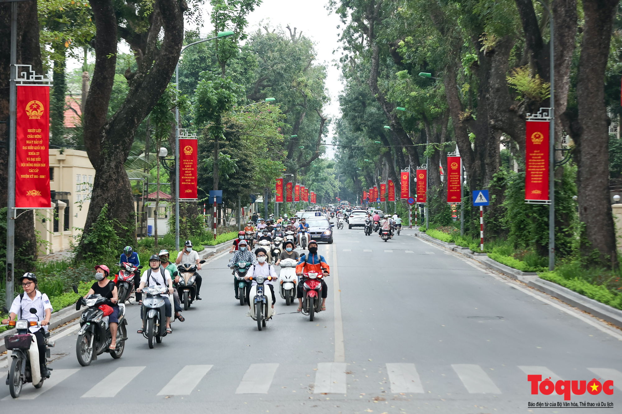 Đường phố Hà Nội trang hoàng chào mừng ngày bầu cử Quốc hội, HĐND và Ngày lễ 30/4,1/5  - Ảnh 1.