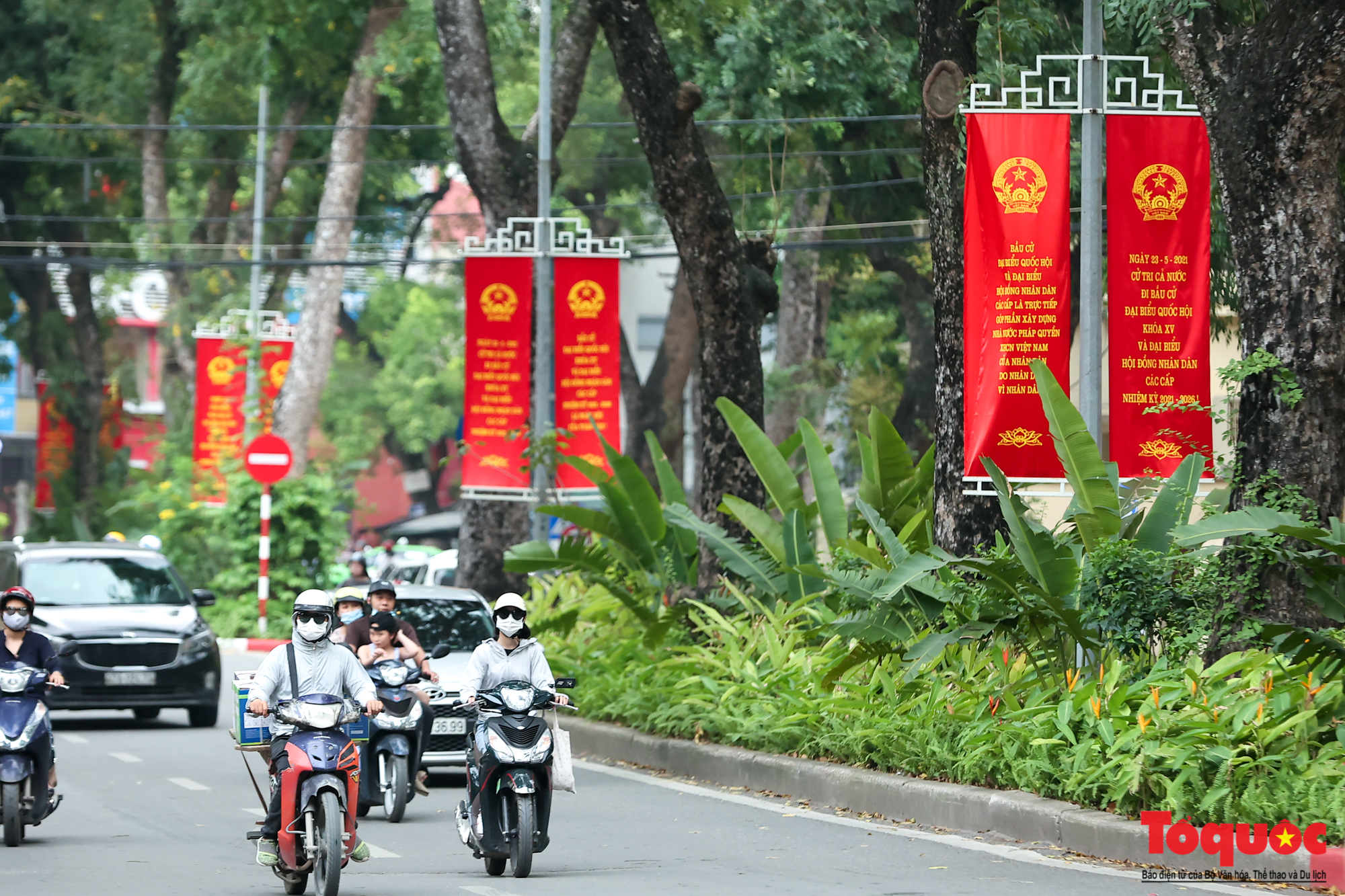 Đường phố Hà Nội trang hoàng chào mừng ngày bầu cử Quốc hội, HĐND và Ngày lễ 30/4,1/5  - Ảnh 2.