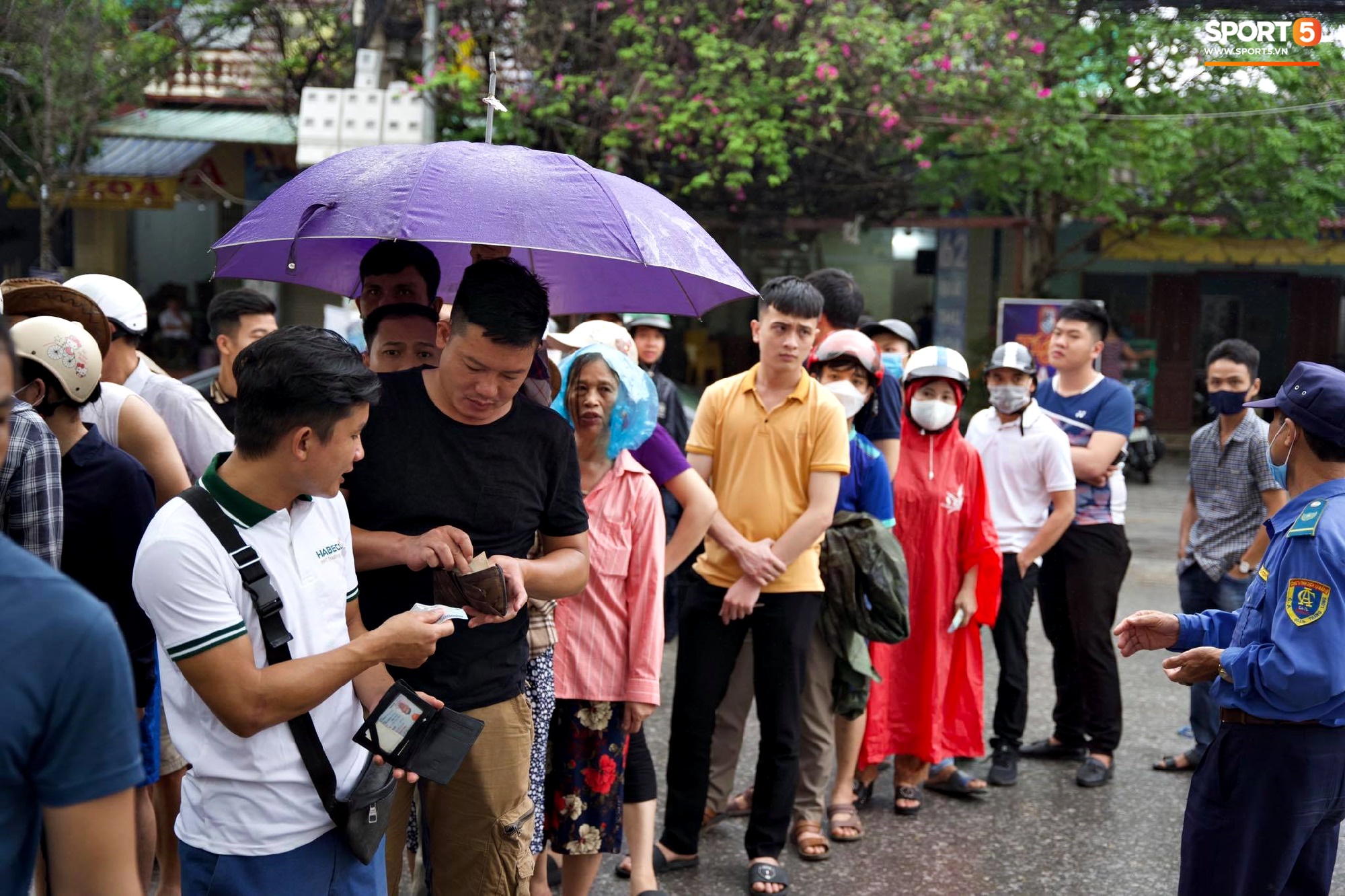 Người hâm mộ đội mưa mua vé trận Thanh Hóa gặp HAGL, số lượng bán ra còn hạn chế - Ảnh 3.