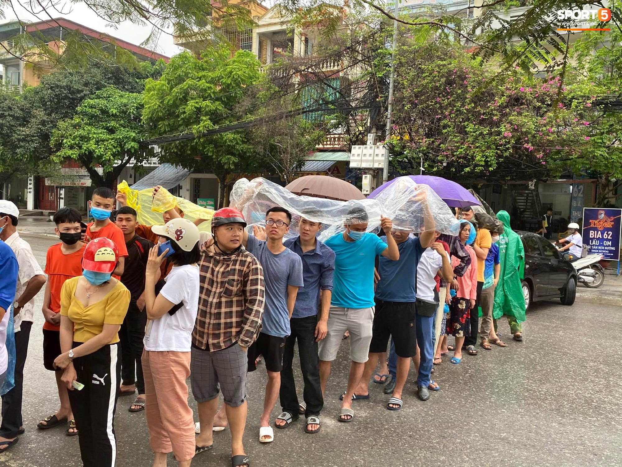 Fan Thái Lan tranh cãi nảy lửa khi HLV Kiatisuk tạo cơn sốt vé ở Việt Nam: &quot;Làm ơn hãy mang ông ấy về đi&quot;  - Ảnh 2.