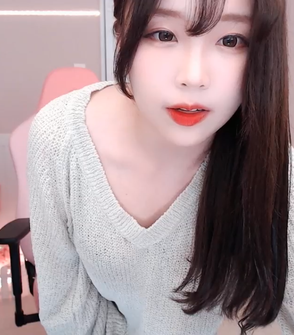 Đang stream thì đổi sang bộ đồ mặc như không mặc, nữ streamer xinh đẹp nhận cái kết đắng ngắt sau đó - Ảnh 2.