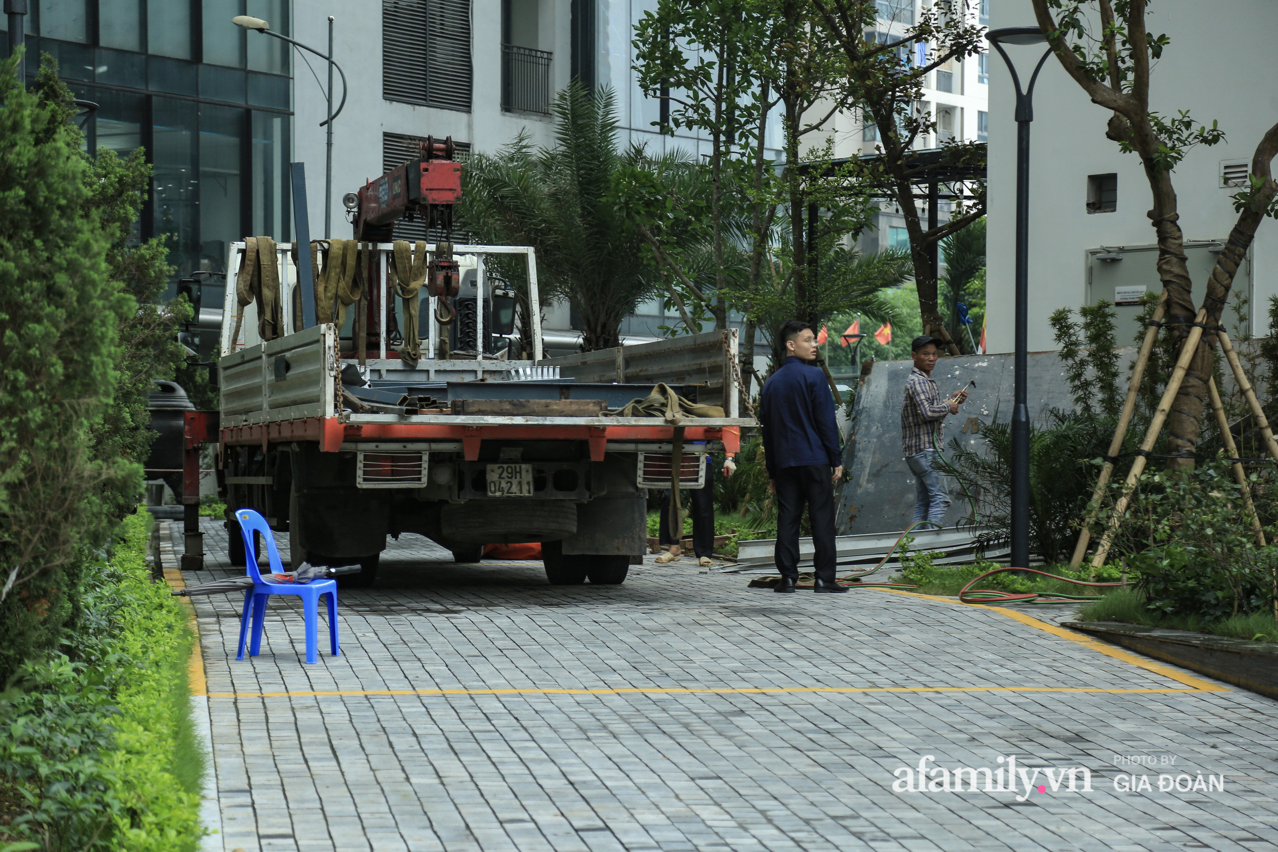 Vụ giàn cục nóng điều hòa chung cư rơi xuống sân chơi trẻ em ở Hà Nội: Tử thần treo trên đầu trẻ nhỏ nhưng chủ đầu tư thờ ơ &quot;bỏ chạy&quot; - Ảnh 1.