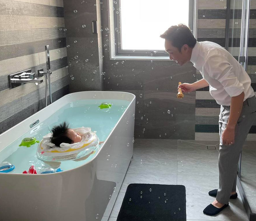 Nhóc tỳ nhà sao Việt mới vài tháng tuổi đã được đi spa, bơi lội, tập yoga các kiểu, hội Alpha Kid sướng thật chứ chẳng đùa - Ảnh 8.