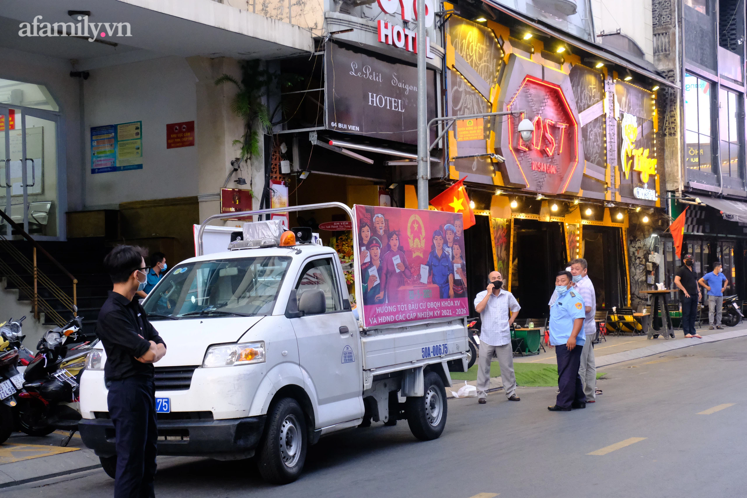 Bar, vũ trường ở ‘phố Tây’ Bùi Viện ngậm ngùi thu dọn bàn ghế, tắt đèn đóng cửa phòng dịch COVID-19 - Ảnh 1.