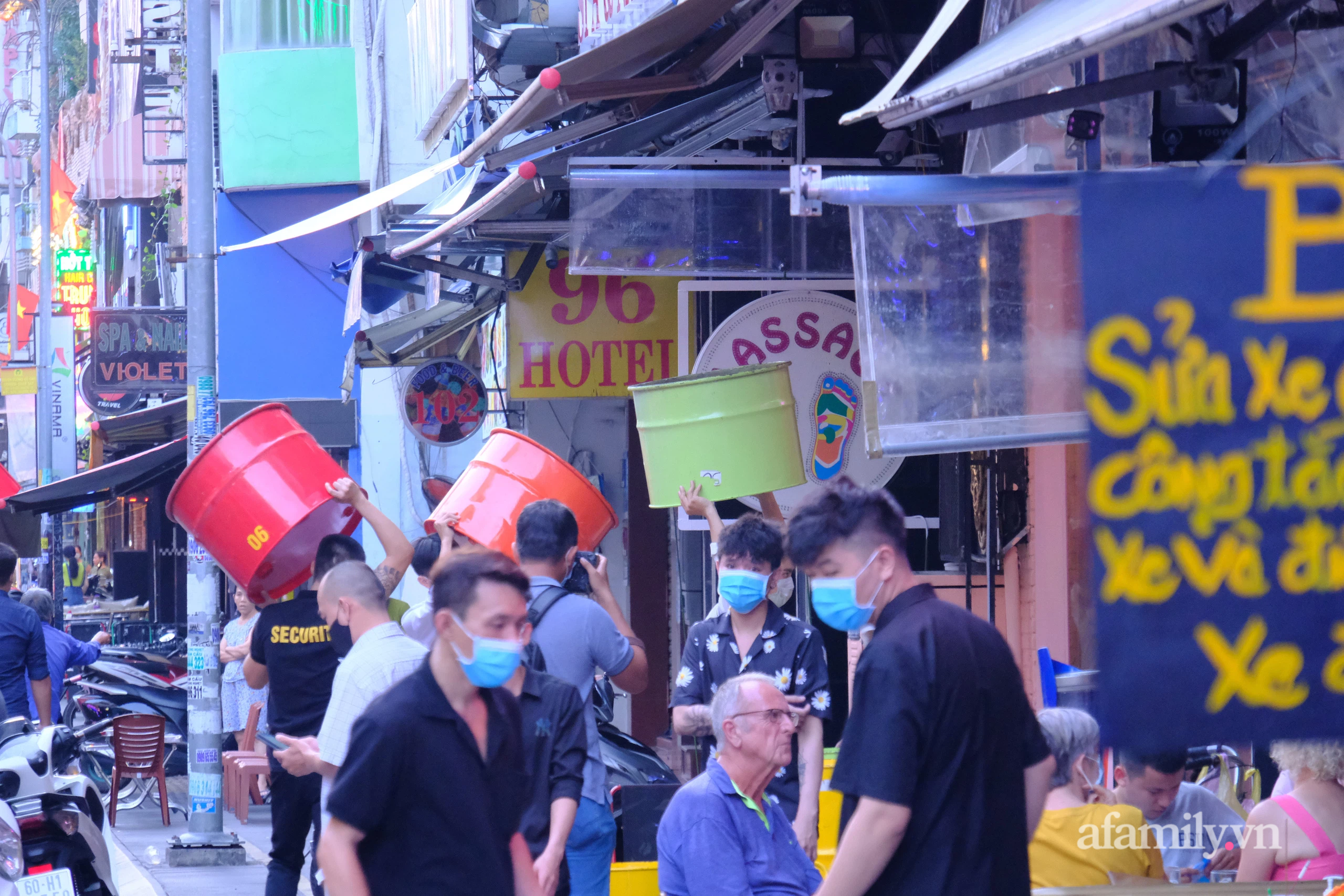 Bar, vũ trường ở ‘phố Tây’ Bùi Viện ngậm ngùi thu dọn bàn ghế, tắt đèn đóng cửa phòng dịch COVID-19 - Ảnh 7.