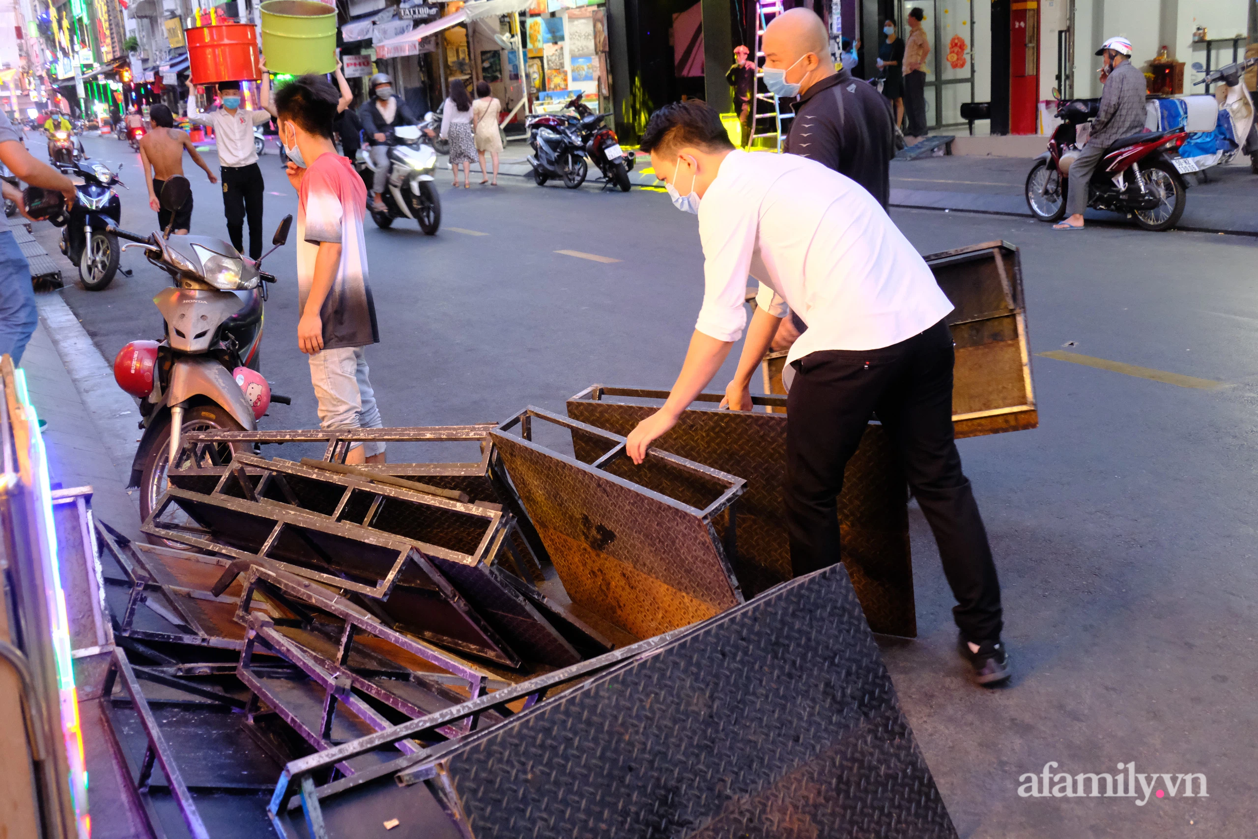 Bar, vũ trường ở ‘phố Tây’ Bùi Viện ngậm ngùi thu dọn bàn ghế, tắt đèn đóng cửa phòng dịch COVID-19 - Ảnh 8.