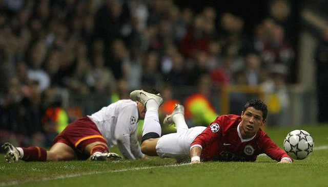 Đồng nghiệp kể lại khoảnh khắc bị Ronaldo phũ trên sân - Ảnh 3.