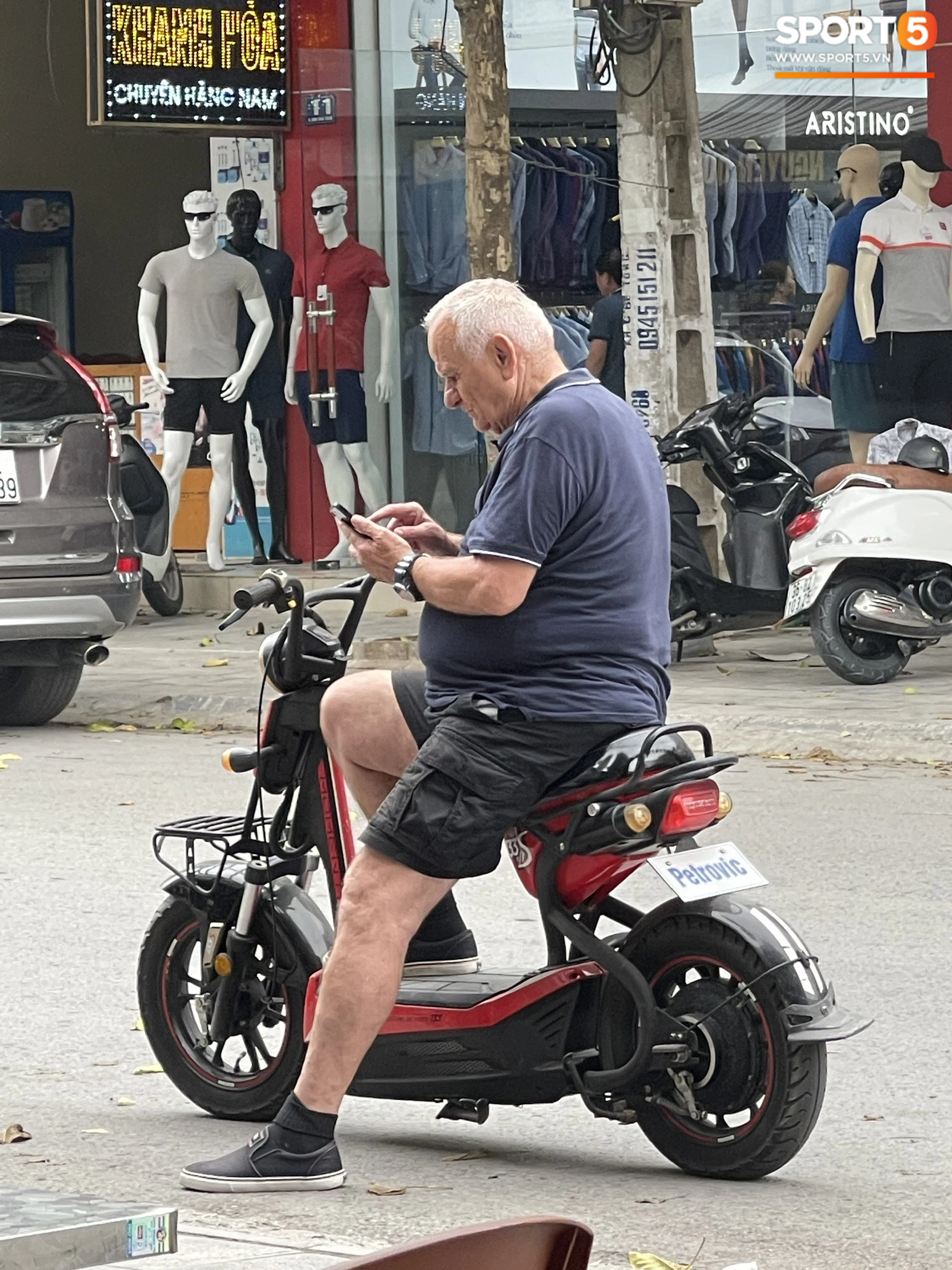 'Bố già'  Ljupko Petrovic bị bắt gặp đi dạo phố trên xe điện 'chính chủ' - Ảnh 3.