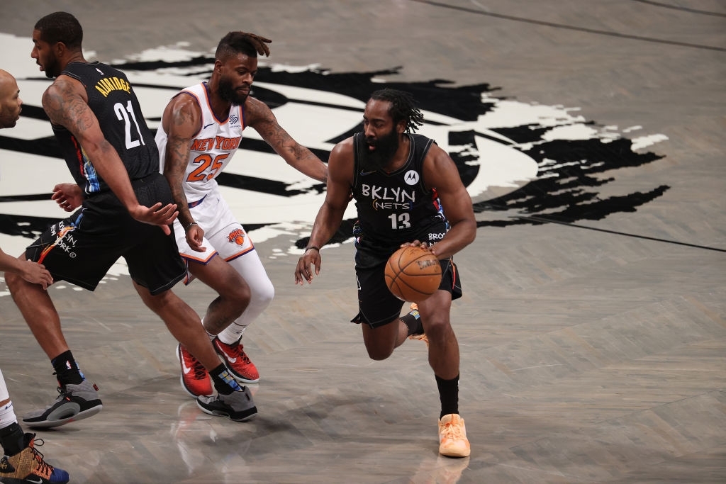 Kyrie Irving &quot;gánh team&quot; với 40 điểm, nhưng chấn thương của James Harden sẽ khiến Brooklyn Nets phải đau đầu - Ảnh 2.