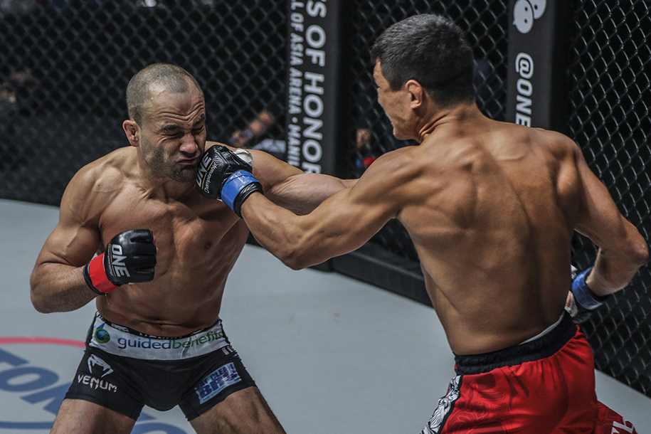 Eddie Alvarez đang tranh tài tại giải MMA lớn nhất châu Á ONE Championship