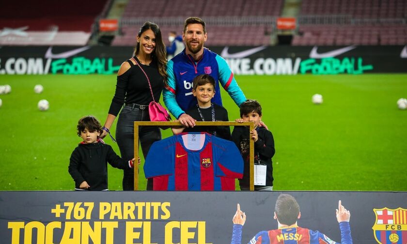 Messi tình tứ &quot;khóa môi&quot; vợ trong ngày hoàn tất cú đúp vĩ đại nhất Barcelona - Ảnh 4.