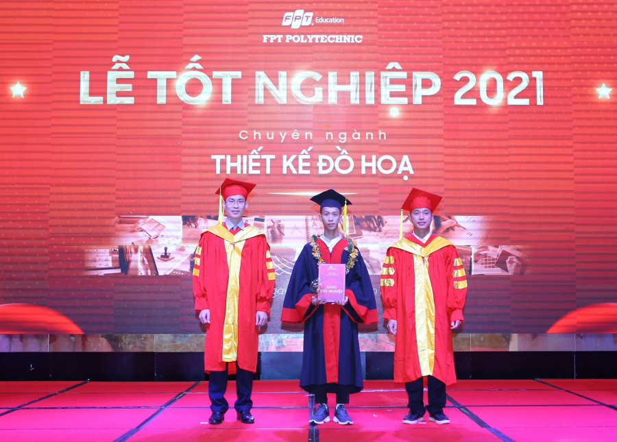 “Xịn” như sinh viên nhà người ta, đi nhận bằng tốt nghiệp có cả “sếp” đến chúc mừng - Ảnh 2.