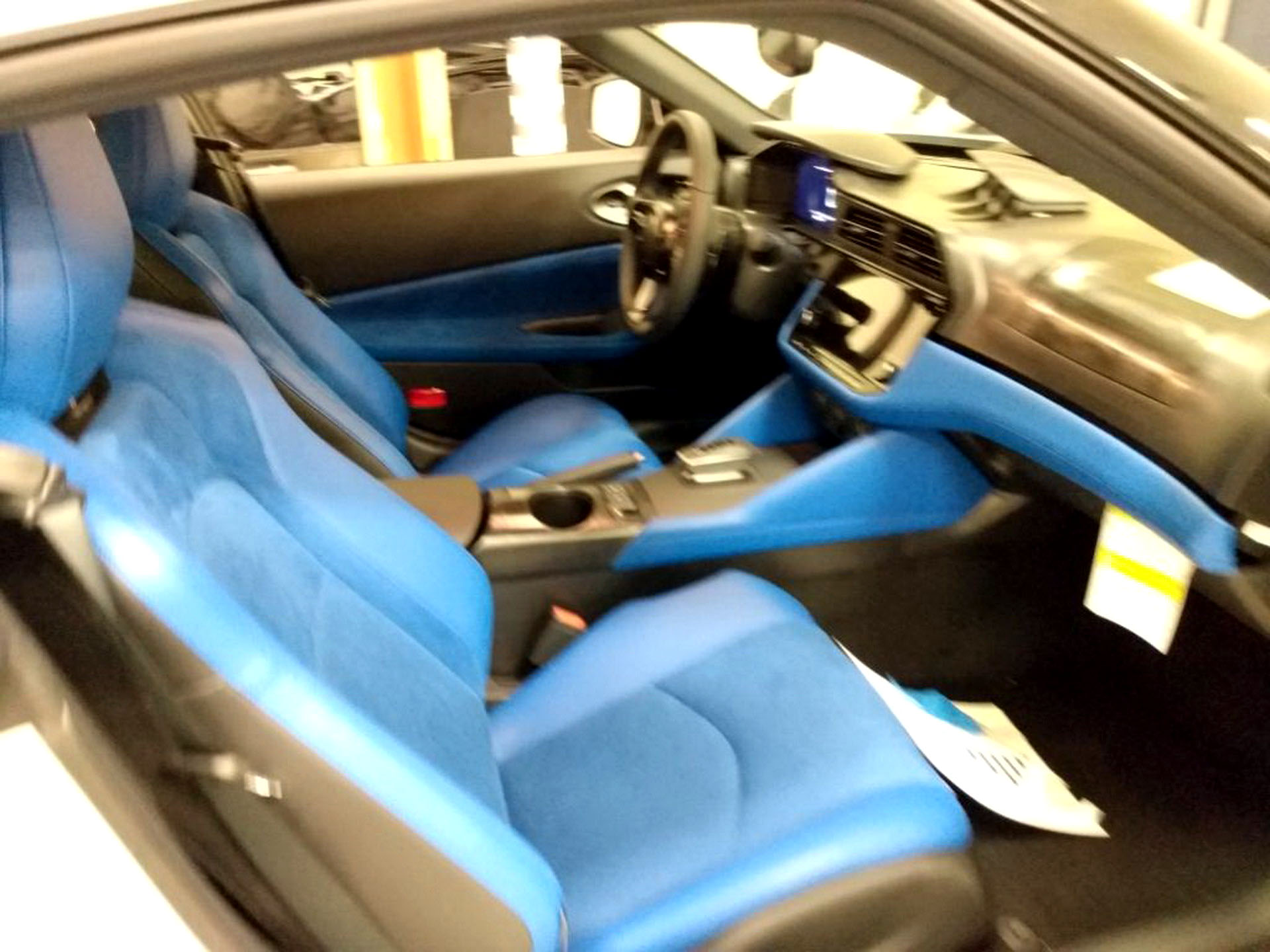 Nissan Z lộ nội thất trước ngày ra mắt: Xe thể thao đáng để đại gia Việt cân nhắc - Ảnh 2.