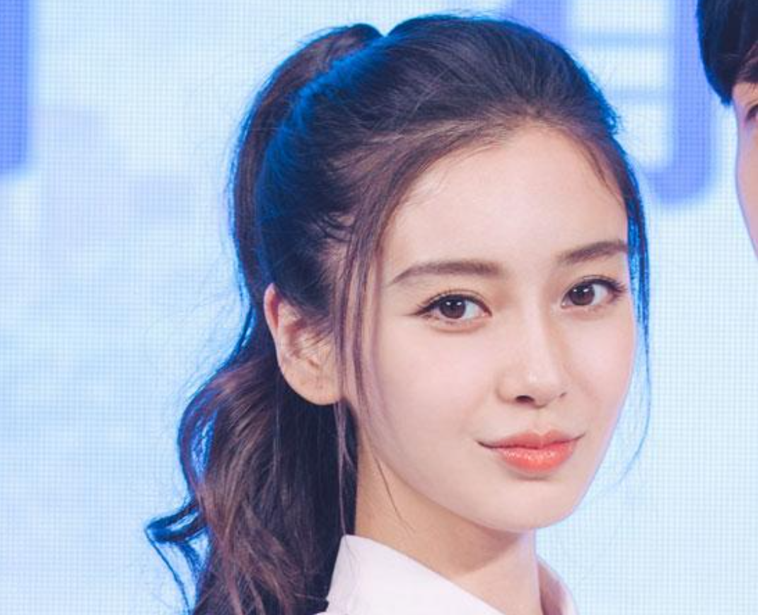 Cảnh Điềm cũng được cho là &quot;dao kéo&quot; để có bờ môi giống Angelababy.