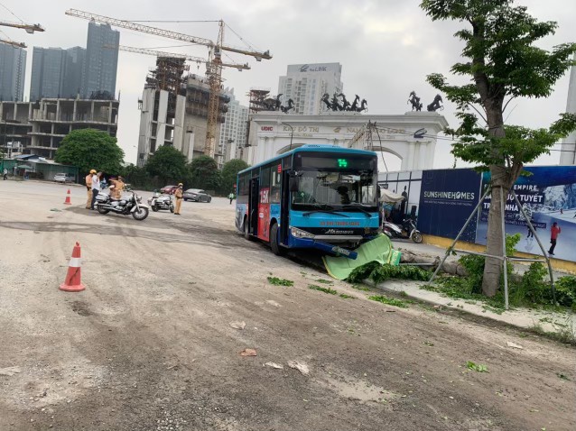 Hà Nội: Nam thanh niên đi bộ trên đường bị xe Bus đâm tử vong - Ảnh 1.