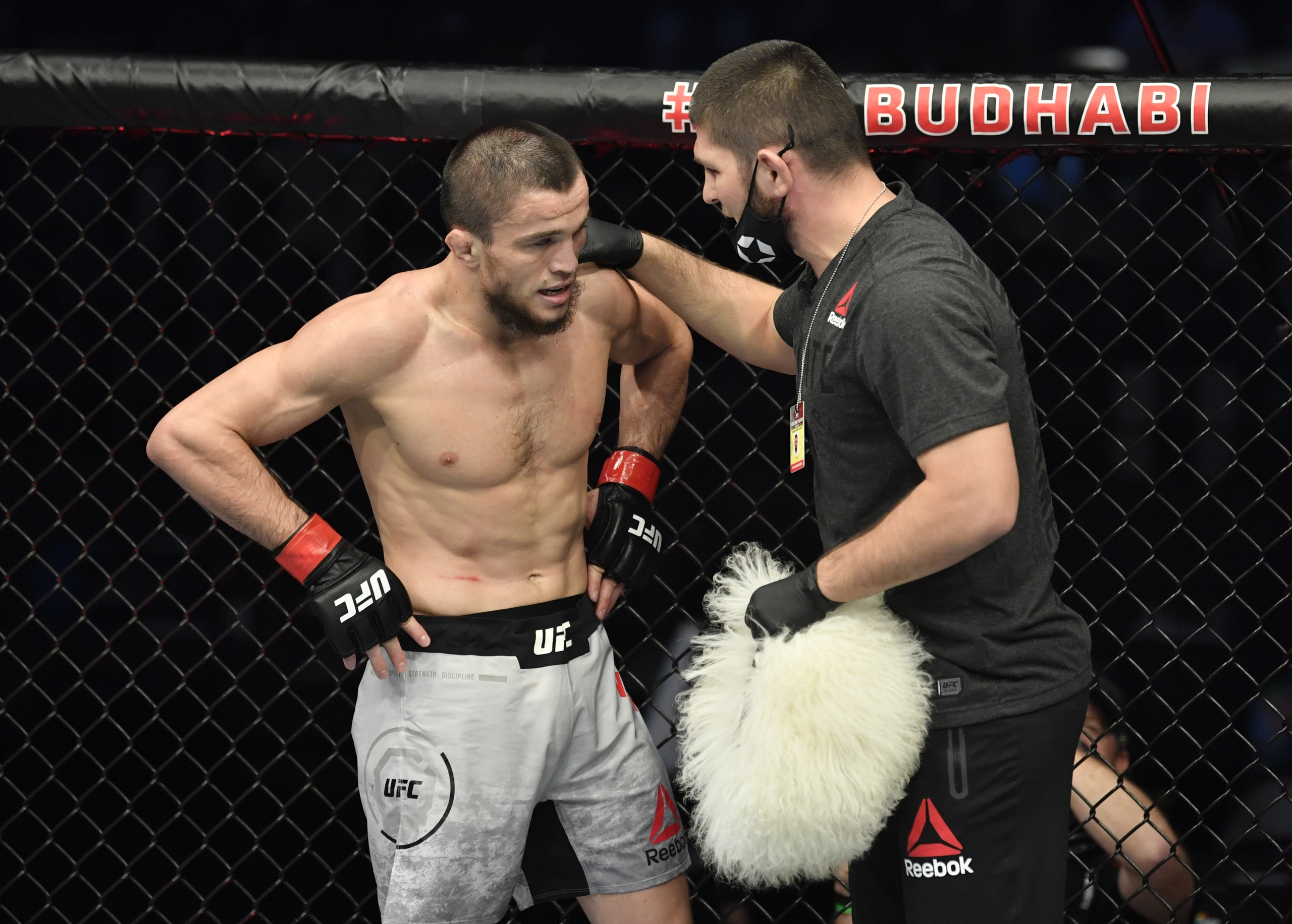 Vừa có màn ra mắt ấn tượng tại UFC, em họ của Khabib đã gặp phải chấn thương nặng buộc phải phẫu thuật - Ảnh 3.