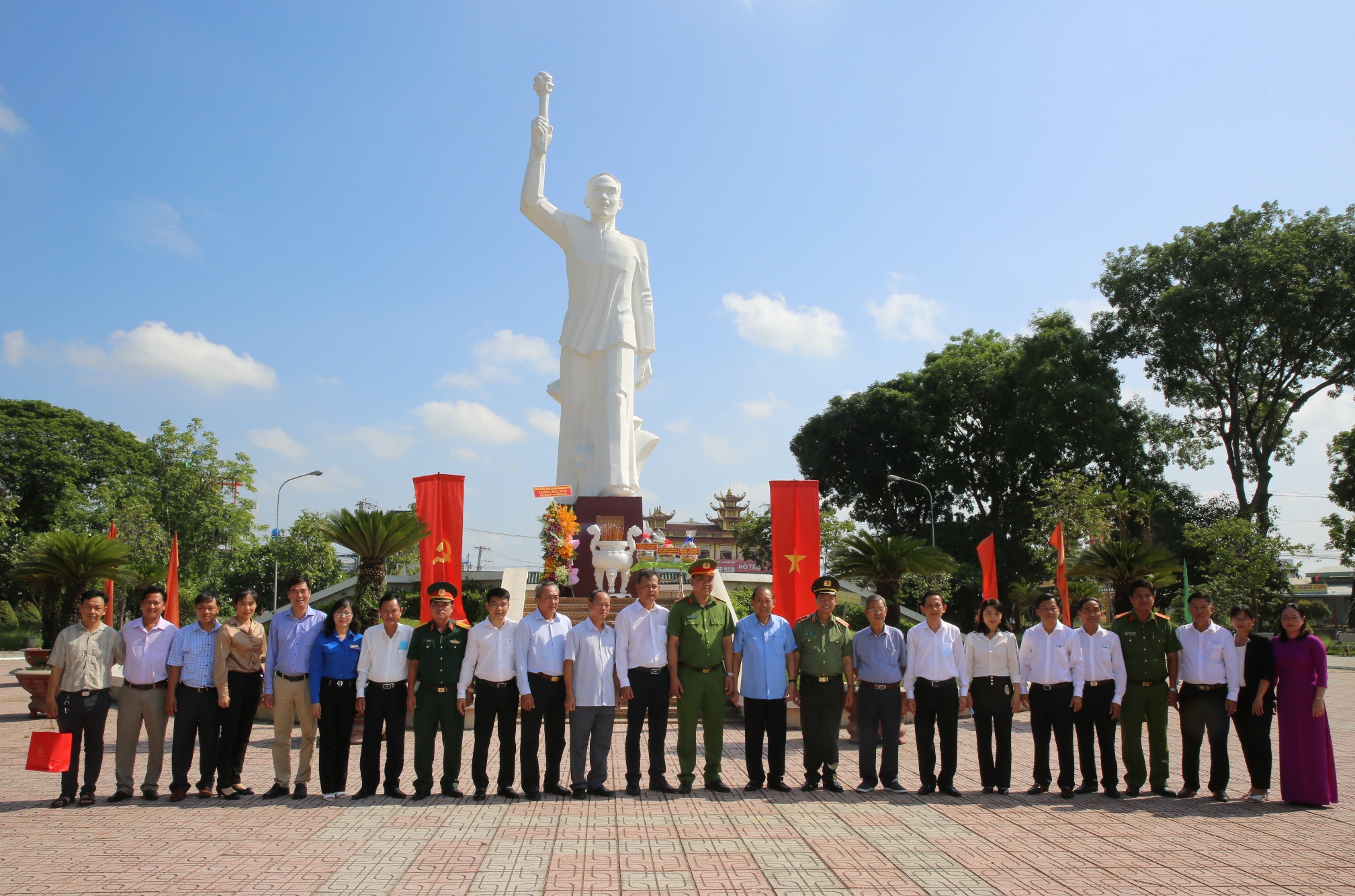 Phó Thủ tướng Thường trực thắp hương tại Khu Di tích lịch sử Cách mạng tỉnh Long An - Ảnh 4.