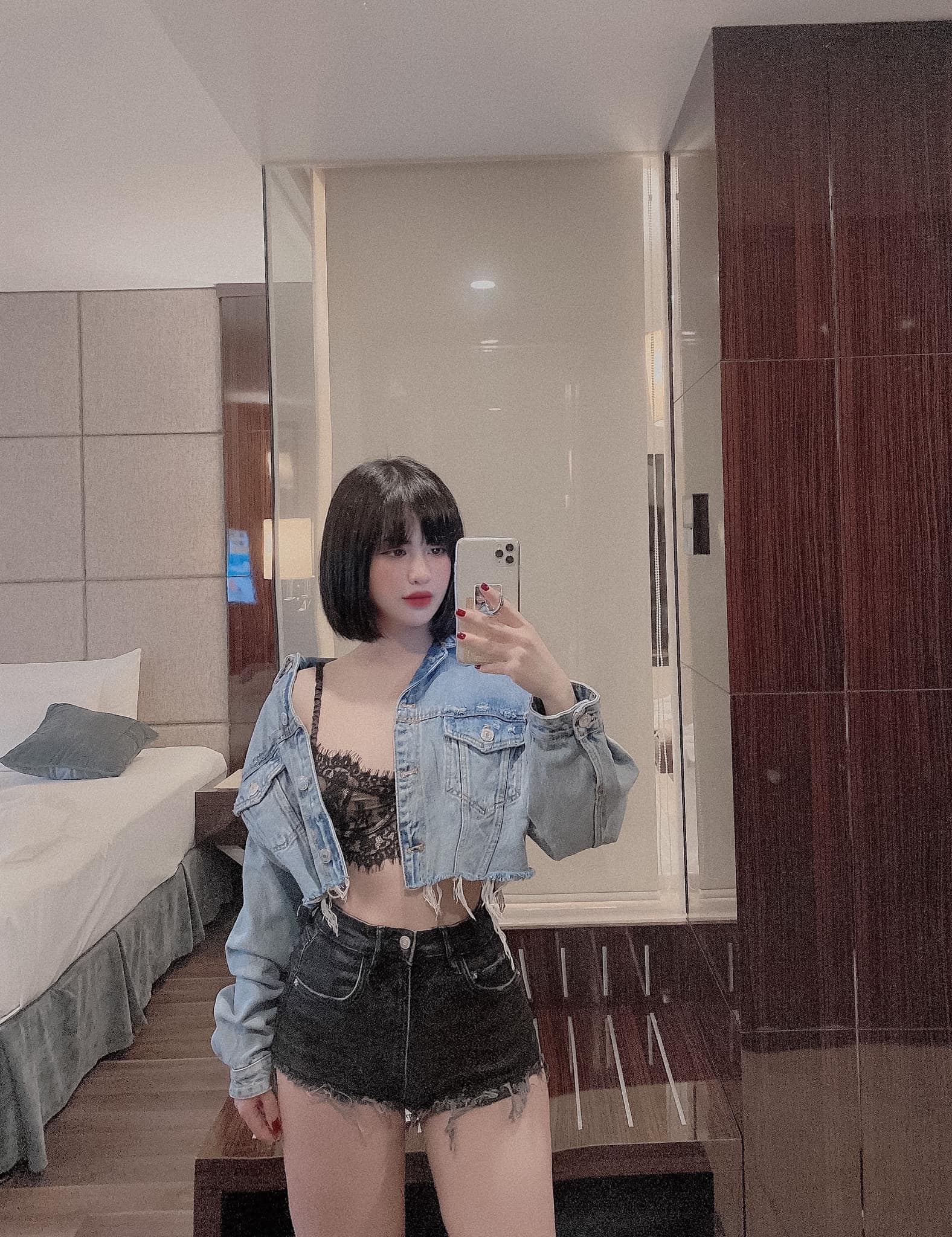 Cuối tuần của hội hot mom: Vợ cũ Việt Anh tiếp tục &quot;thả thính&quot; với ảnh sexy táo bạo, Hằng Túi khoe ảnh cực hiếm hồi mầm non - Ảnh 3.