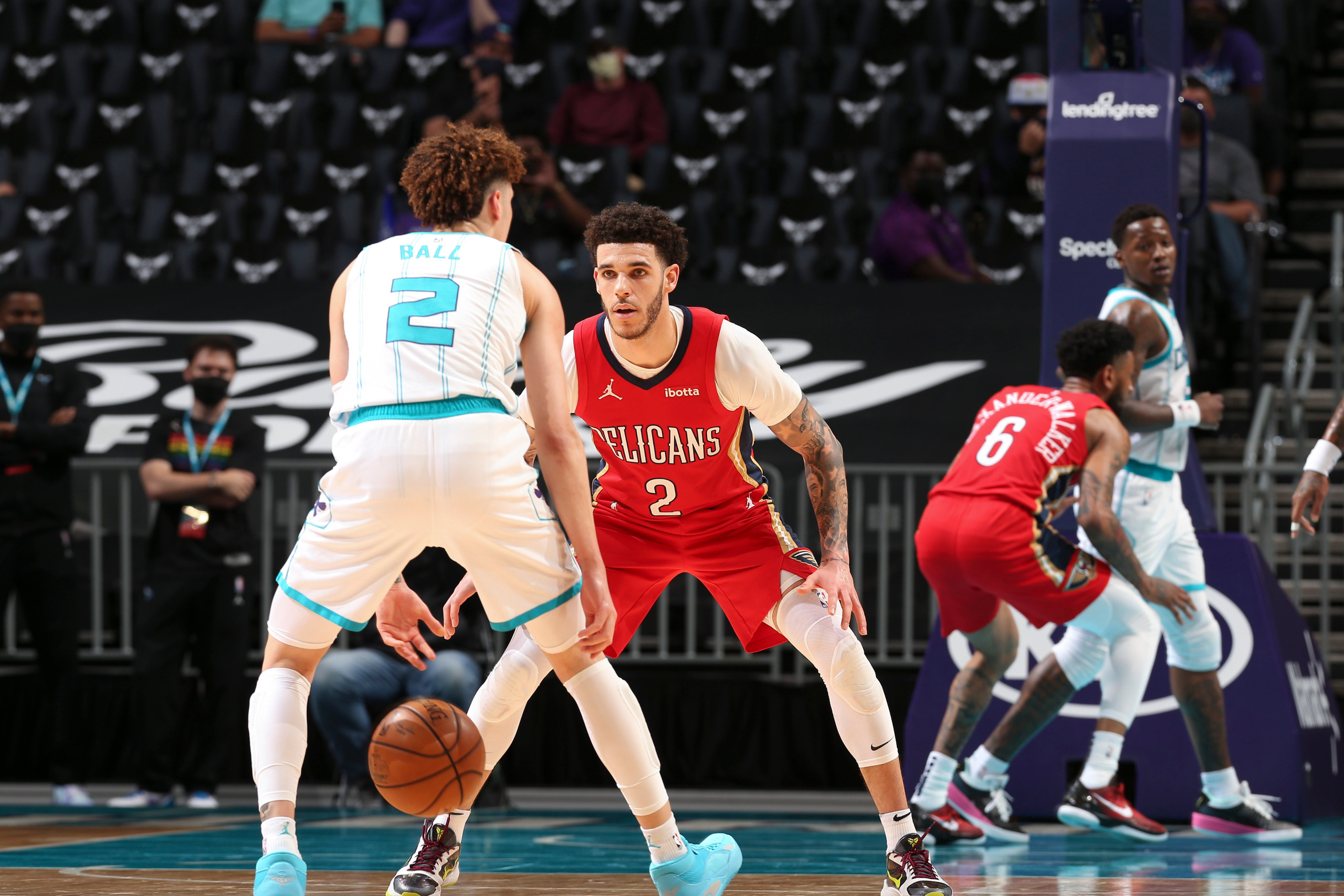 LaMelo Ball thất thủ trước anh trai Lonzo trong cuộc đối đầu kịch tính - Ảnh 1.