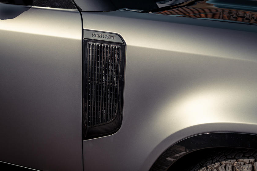 Land Rover Defender độ kiểu rỉ sét cho nhà giàu thích chơi trội - Ảnh 3.