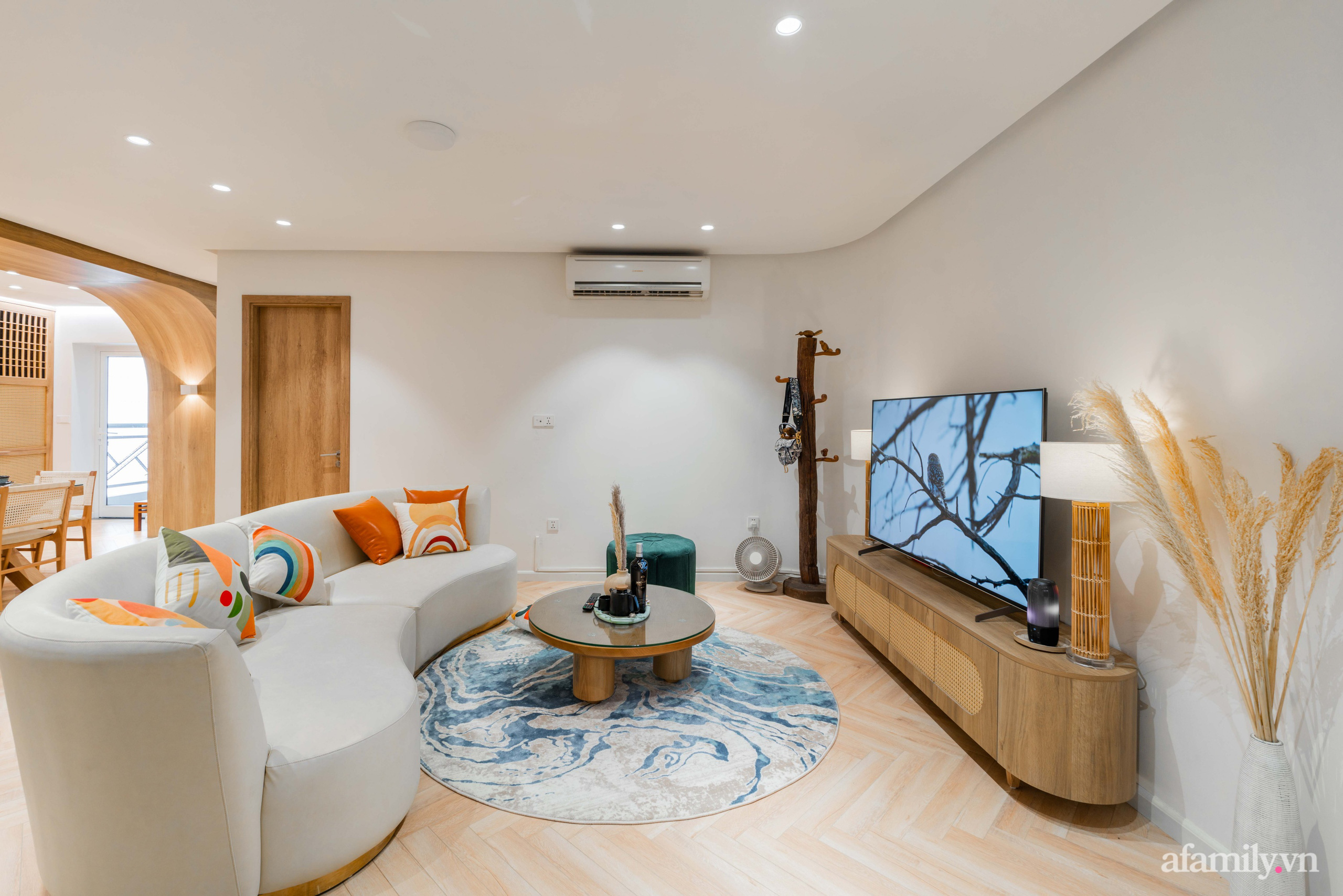 Căn hộ 180m² đẹp tinh tế và sang trọng với tông màu gỗ kết hợp sắc trắng hiện đại ở Hoàng Đạo Thúy, Hà Nội - Ảnh 1.