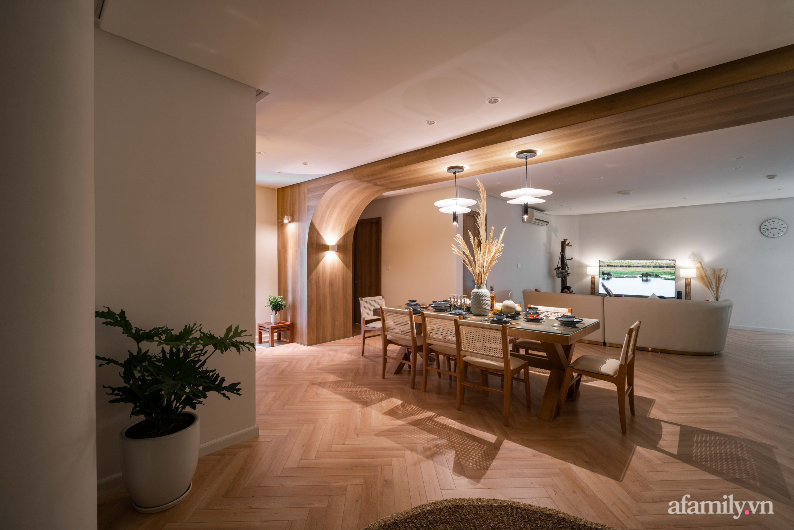 Căn hộ 180m² đẹp tinh tế và sang trọng với tông màu gỗ kết hợp sắc trắng hiện đại ở Hoàng Đạo Thúy, Hà Nội - Ảnh 12.