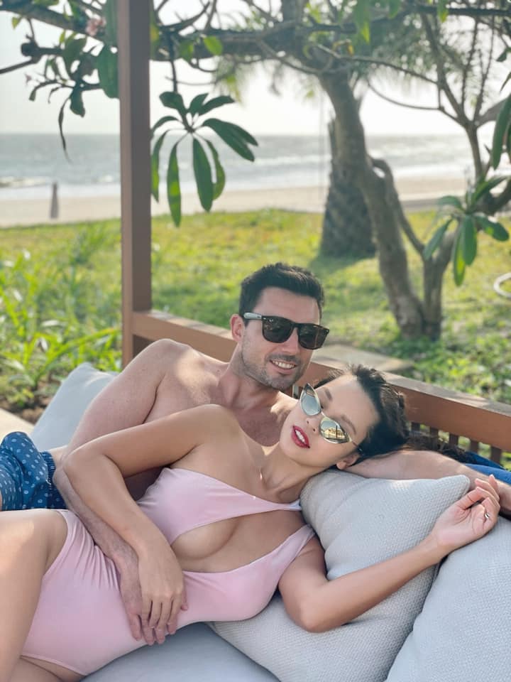 Hà Anh gây lú với khoảnh khắc trông như nude 100% ngay trước cửa kính, netizen nhìn mà hồi hộp thay cho người ở dưới - Ảnh 8. Hà Anh gây lú với khoảnh khắc trông như nude 100% ngay trước cửa kính, netizen nhìn mà hồi hộp thay cho người ở dưới - Ảnh 8.