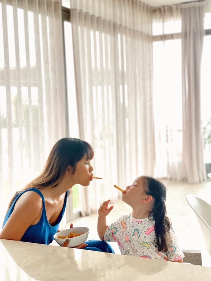 Hà Anh gây lú với khoảnh khắc trông như nude 100% ngay trước cửa kính, netizen nhìn mà hồi hộp thay cho người ở dưới - Ảnh 11. Hà Anh gây lú với khoảnh khắc trông như nude 100% ngay trước cửa kính, netizen nhìn mà hồi hộp thay cho người ở dưới - Ảnh 11.