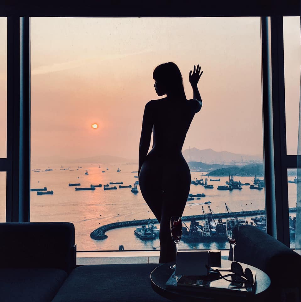 Hà Anh gây lú với khoảnh khắc trông như nude 100% ngay trước cửa kính, netizen nhìn mà hồi hộp thay cho người ở dưới - Ảnh 2. Hà Anh gây lú với khoảnh khắc trông như nude 100% ngay trước cửa kính, netizen nhìn mà hồi hộp thay cho người ở dưới - Ảnh 2.