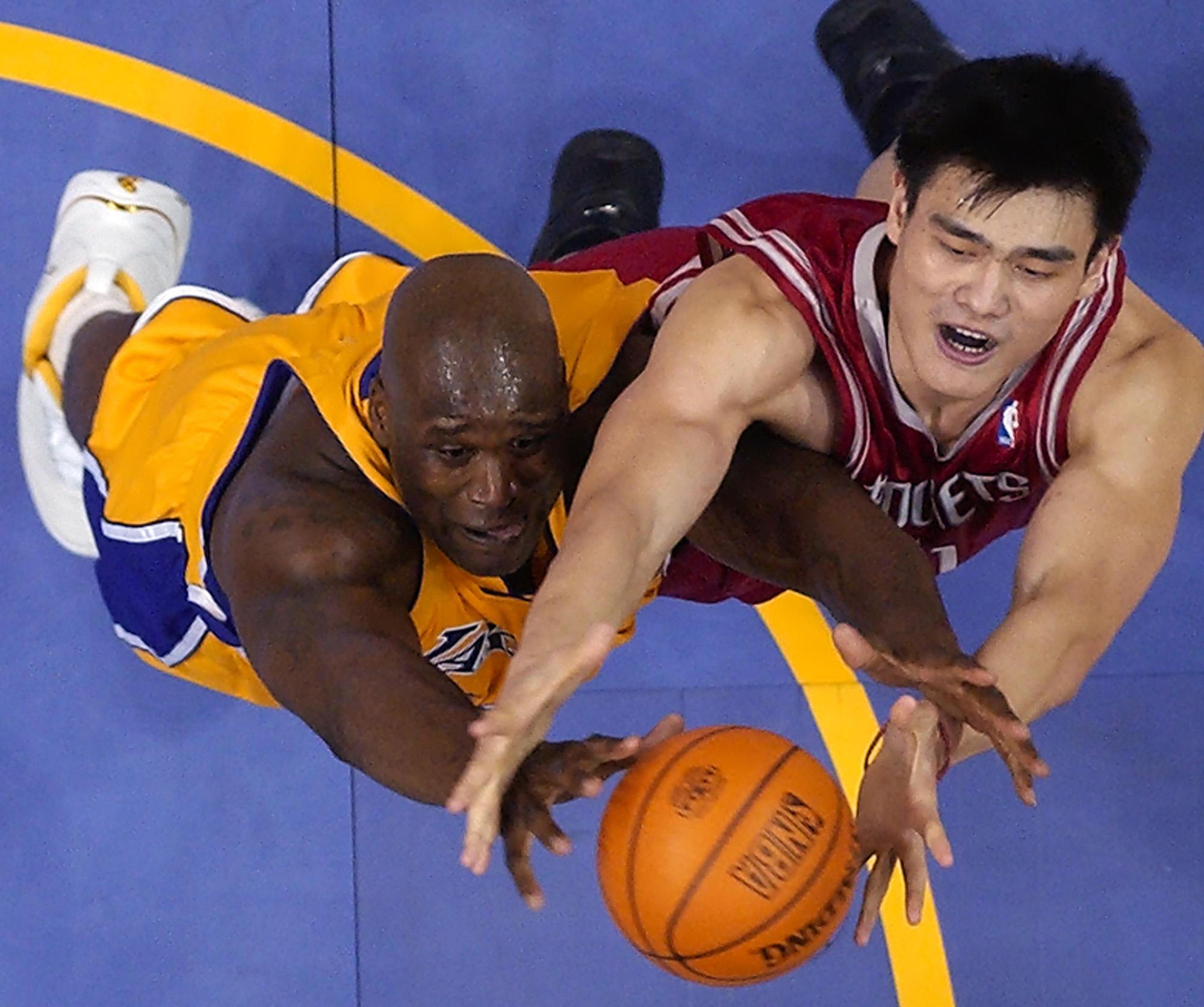 Khinh thường và phân biệt chủng tộc Yao Ming, Shaquille O’Neal nhận cái kết đắng ở lần gặp mặt đầu tiên - Ảnh 1.