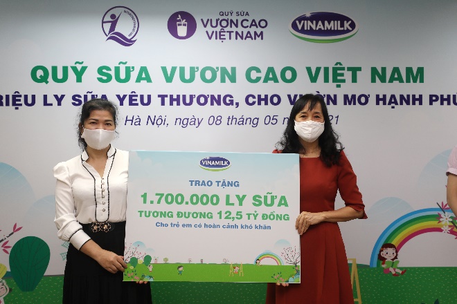 1,7 triệu hộp sữa sẽ được Vinamilk sẽ gửi đến trẻ em khó khăn qua quỹ sữa vươn cao Việt Nam - Ảnh 1.