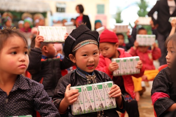 1,7 triệu hộp sữa sẽ được Vinamilk sẽ gửi đến trẻ em khó khăn qua quỹ sữa vươn cao Việt Nam - Ảnh 3.