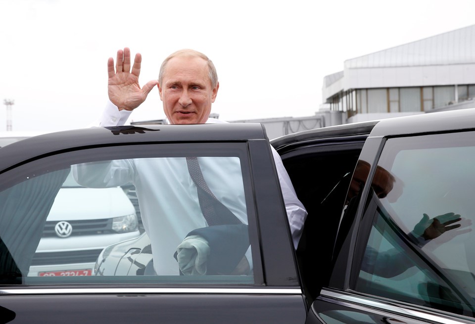 Chiếc xe người Nga mượn cho tổng thống Putin: Siêu khủng! - Ảnh 3.