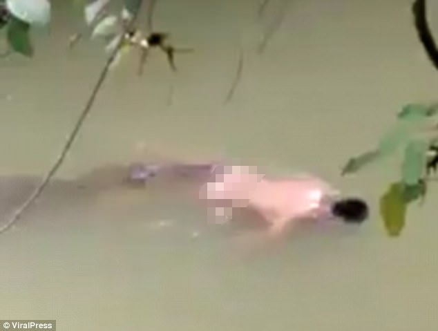 Người đàn ông đang tắm sông bị cá sấu tấn công lôi xuống nước, dân làng tuyệt vọng cầu cứu thầy pháp, sáng hôm sau chuyện khó tin xảy ra - Ảnh 2.