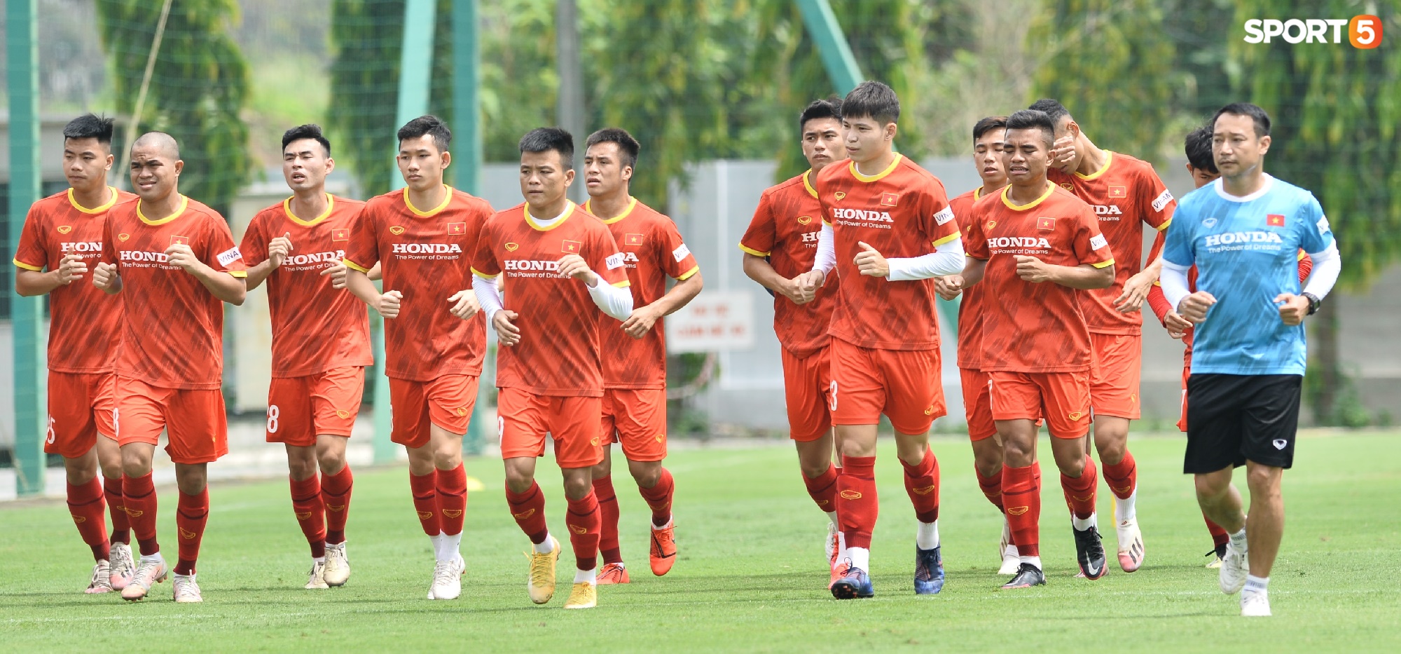 HLV từng dự World Cup liên tục sửa lỗi cơ bản, kiên nhẫn làm mẫu cho thủ môn U22 Việt Nam - Ảnh 1.