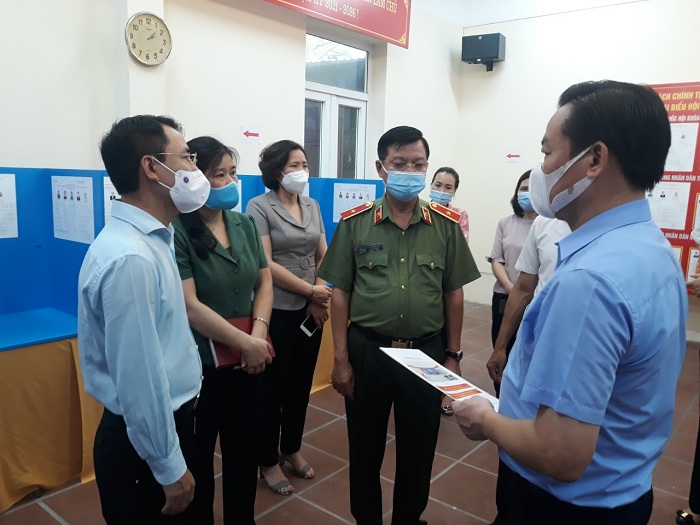 Phó Chủ tịch UBND TP HN Nguyễn Trọng Đông kiểm tra công tác bầu cử tại quận Cầu Giấy và huyện Sóc Sơn - Ảnh 1.