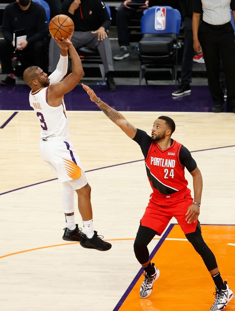Devin Booker “may mắn” đem chiến thắng về cho Phoenix Suns, thổi lửa vào cuộc đua Playoffs - Ảnh 2.