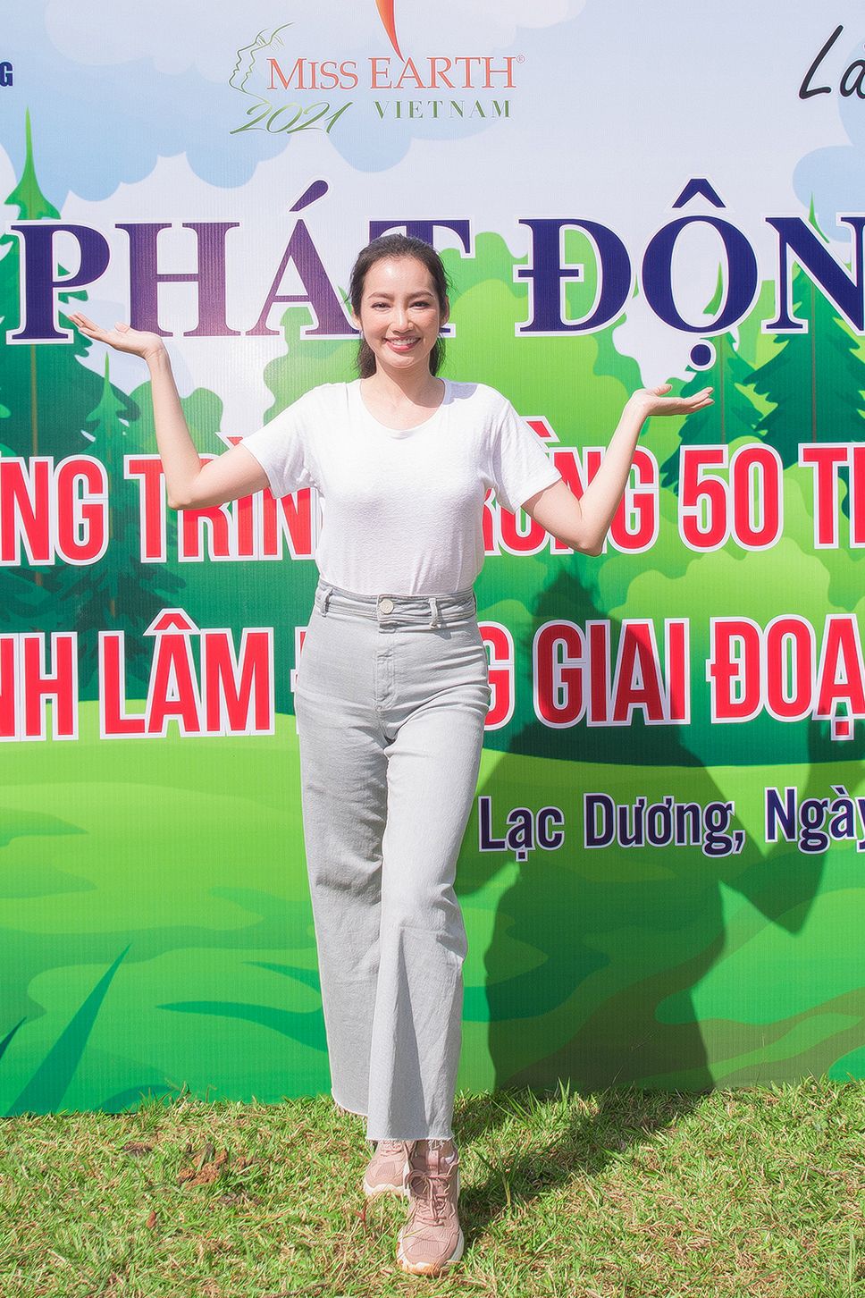 Hoa hậu Phương Khánh ăn vận giản dị đi trồng cây xanh - Ảnh 7.