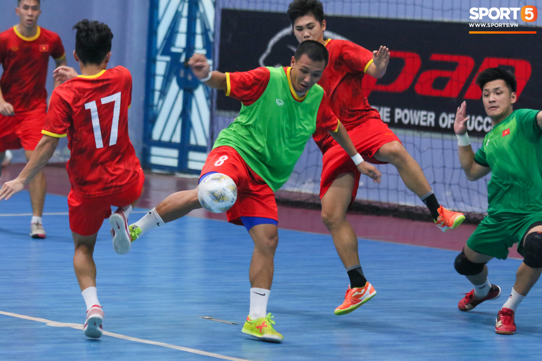 Đầu tàu tuyển futsal Việt Nam trước ngày lên đường tranh vé World Cup 2021 - Ảnh 1.