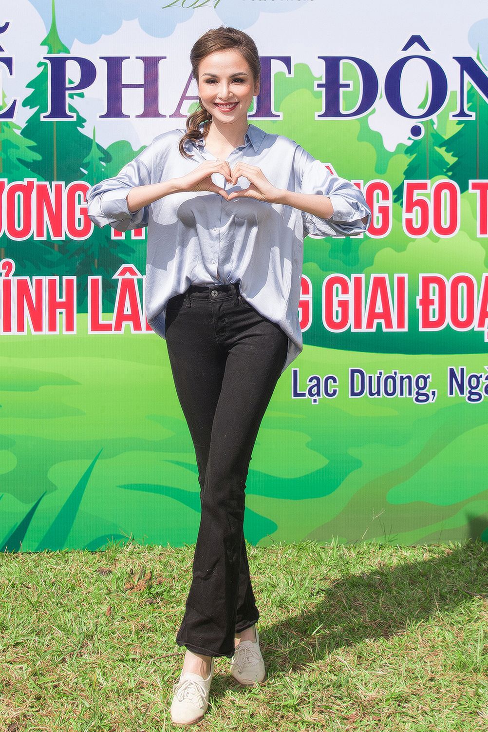 Hoa hậu Phương Khánh ăn vận giản dị đi trồng cây xanh - Ảnh 9.
