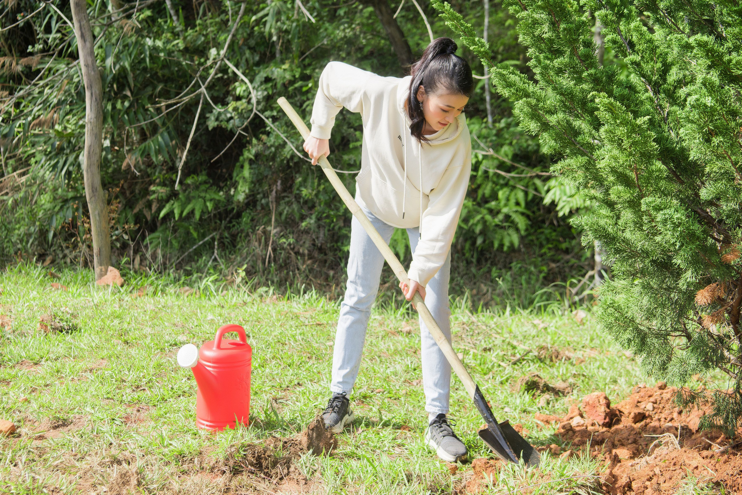 Hoa hậu Phương Khánh ăn vận giản dị đi trồng cây xanh - Ảnh 5.