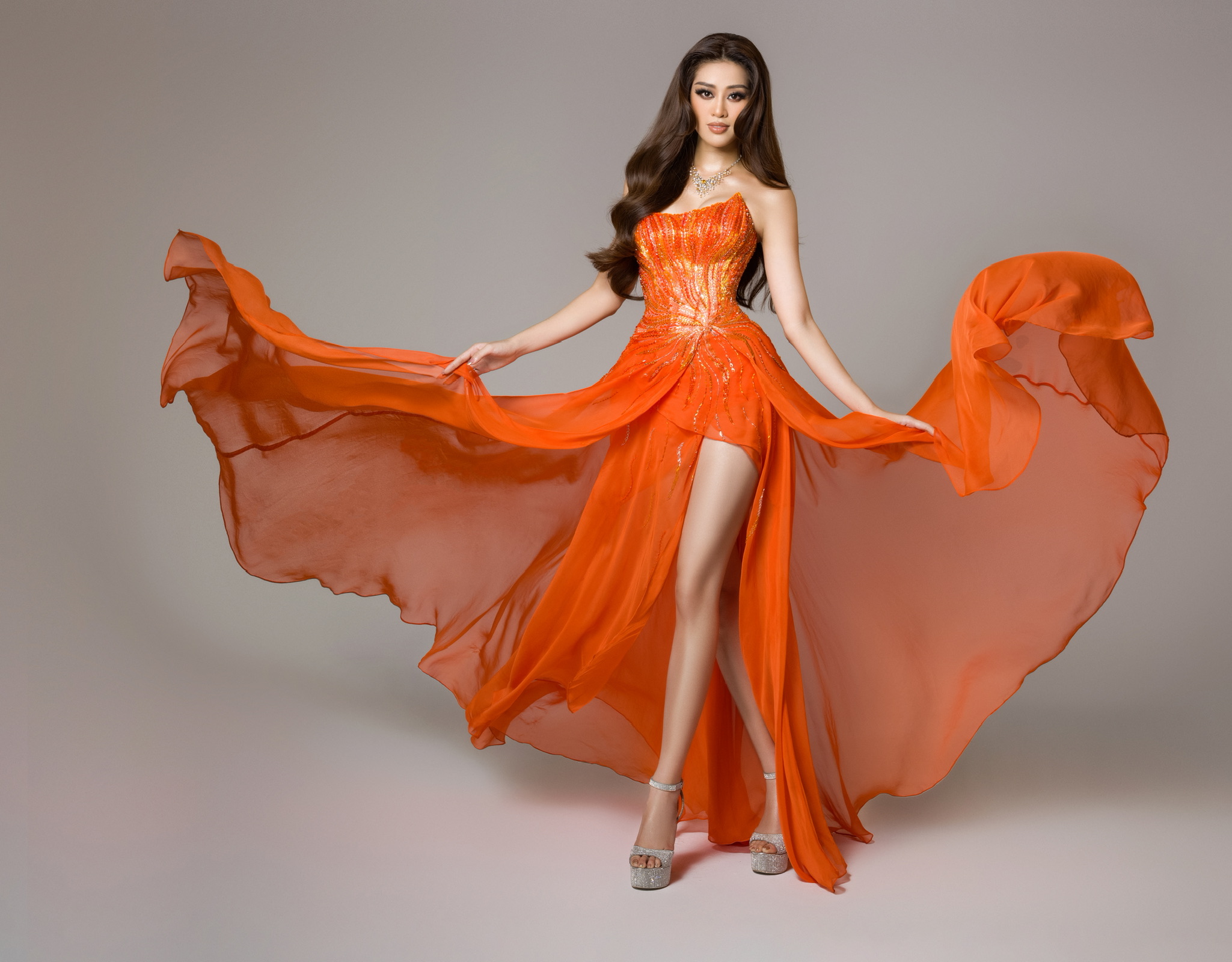Cận cảnh bộ đồ nóng bỏng, gây ấn tượng mạnh của Khánh Vân trên sân khấu bán kết Hoa hậu Hoàn vũ Thế giới 2020 - Ảnh 5.