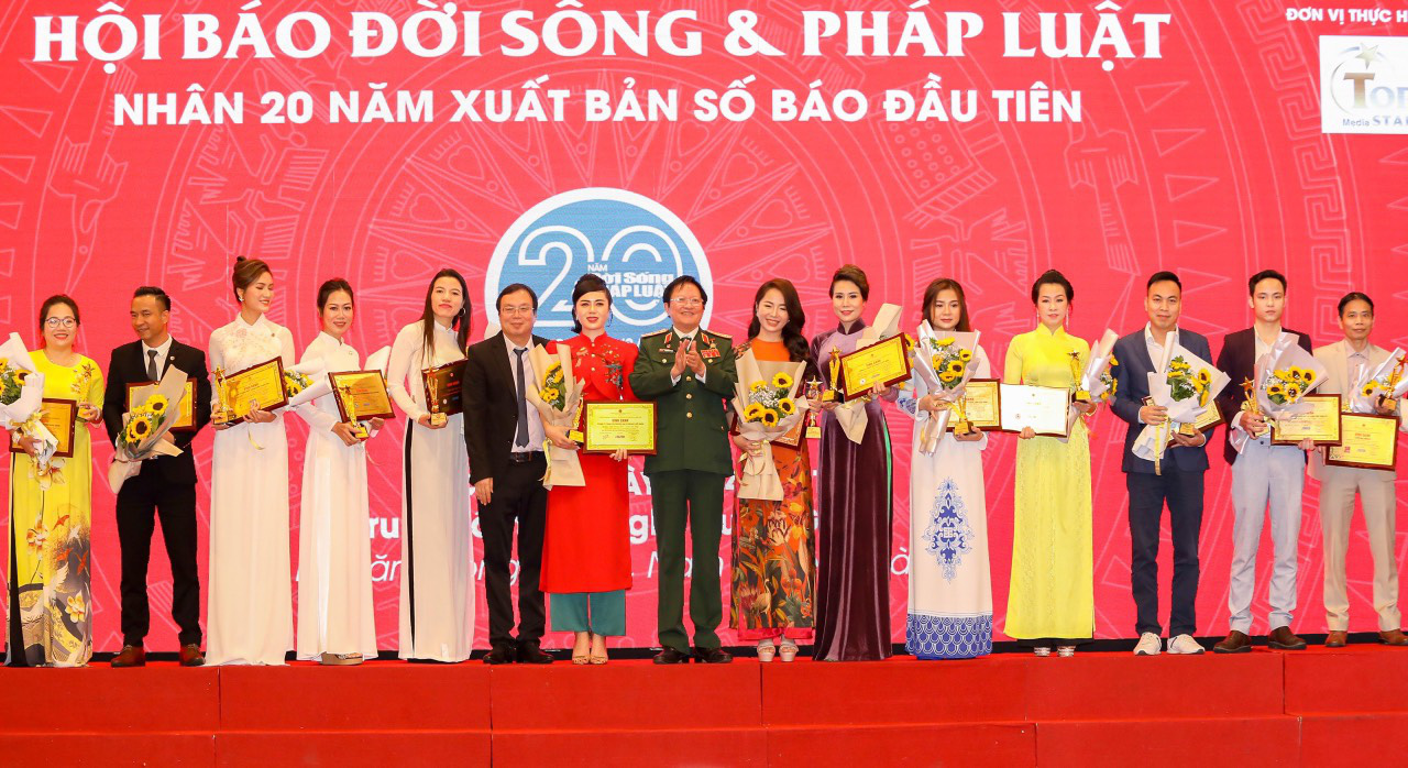 Doanh nhân Lan Ngô- CEO Dr.Lamy nhận cup danh hiệu top 100 Thương hiệu sản phẩm uy tín chất lượng - Ảnh 1.