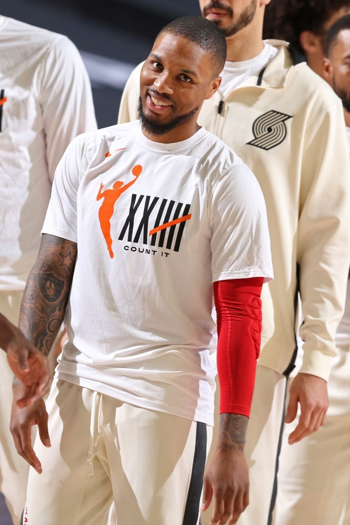 Giành vé vào Playoffs, Damian Lillard và đồng đội cứu fan khỏi cảnh mất nhà - Ảnh 1.