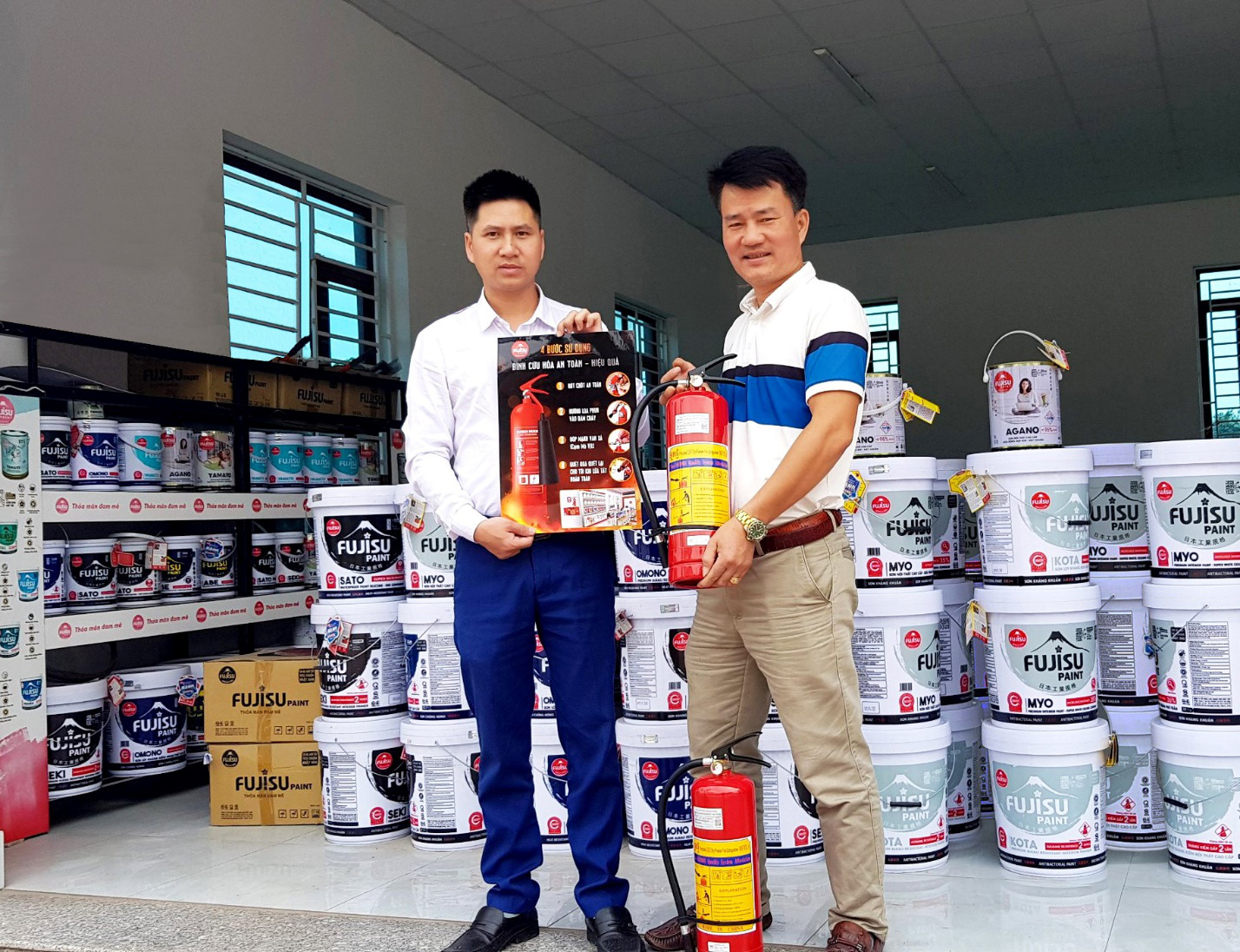 Sơn Fujisu tặng bình cứu hỏa cho hệ thống phân phối, đảm bảo an toàn PCCC - Ảnh 2.