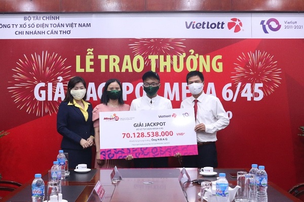 Trúng Jackpot hơn 70 tỷ, nam thanh niên bỏ mặt nạ chỉ đeo khẩu trang nhận thưởng và câu nói đầy ý nghĩa: “Tôi trúng, tôi chia sẻ!” - Ảnh 2.