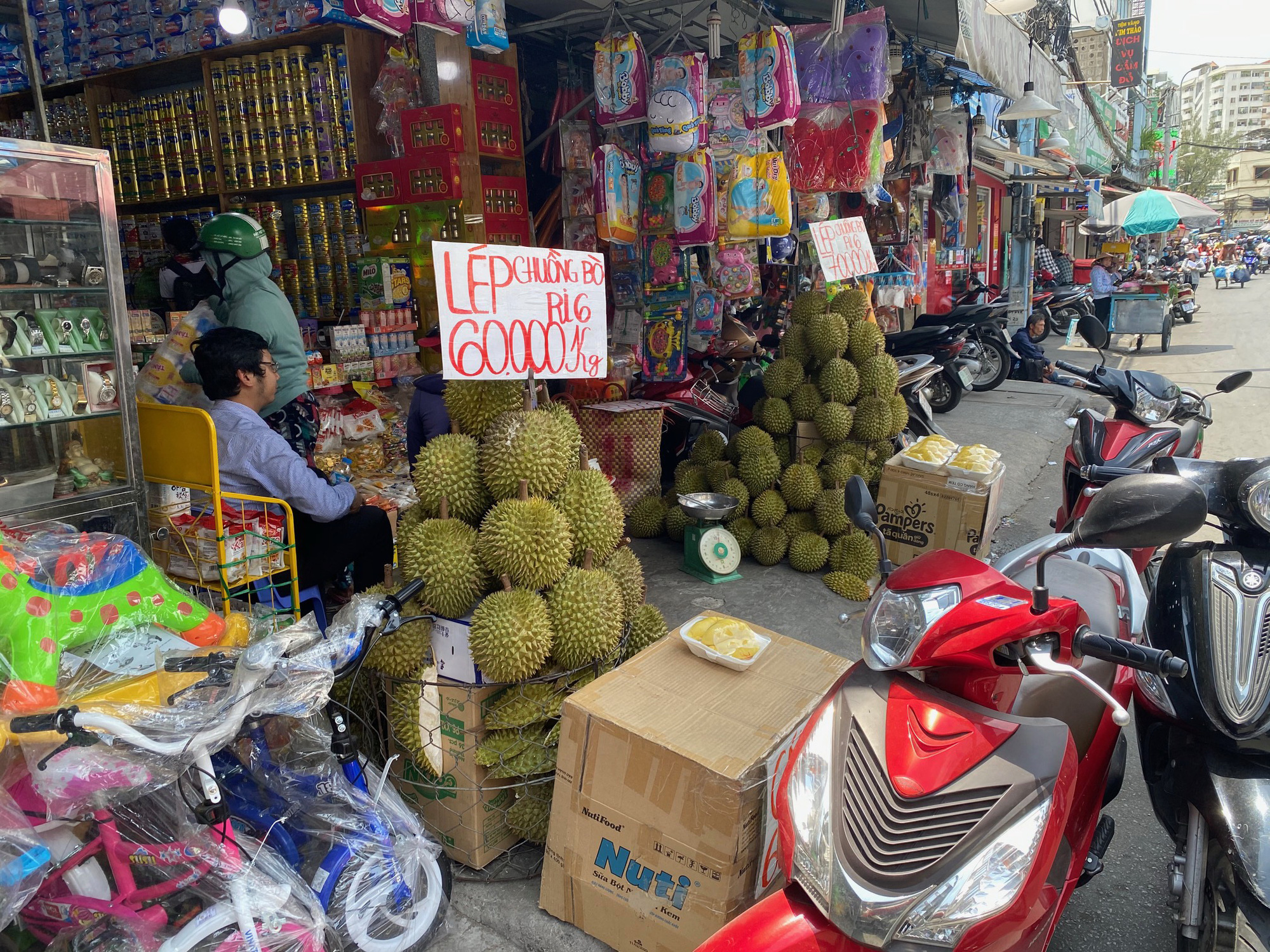 Đầu mùa sầu riêng ra chợ, mua lẻ từ 80 - 100K/kg cao hơn hẳn so với năm ngoái - Ảnh 2.